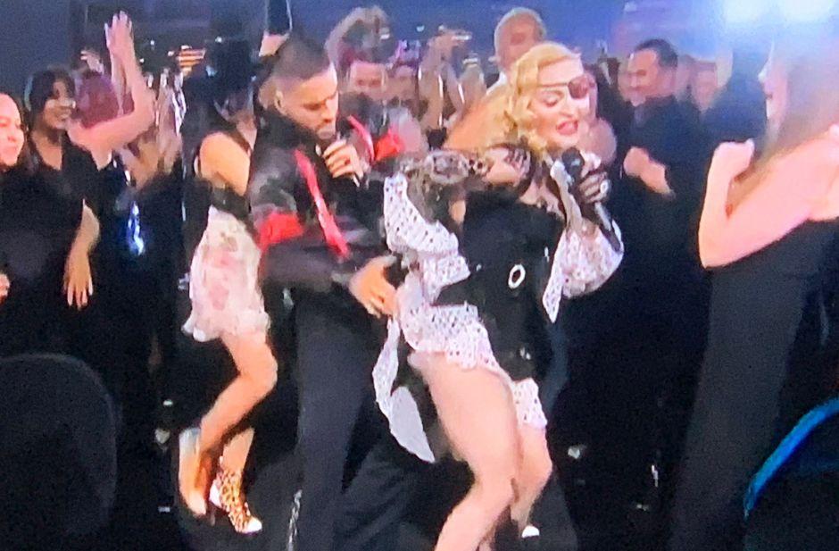 Video Madonna y Maluma cha cha cha reyes en los Billboards