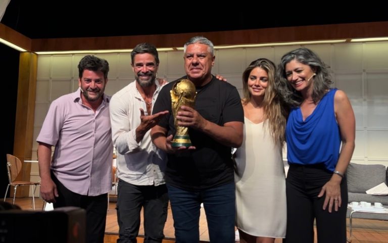 La Copa del Mundo llegó a manos de Luciano Castro